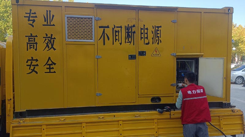 启东柴油发电机组和UPS电源配合使用时，如何避免切换过程中的电力中断？